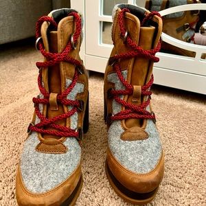 Sorel Blake lace boots!